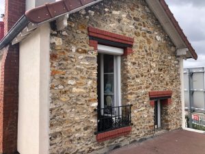 Façades du Lys : mur de pierre, fenêtre avec balcon
