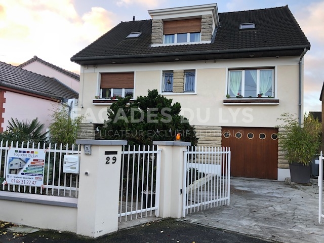 Maison moderne avec clôture blanche et garage. Façades du Lys.