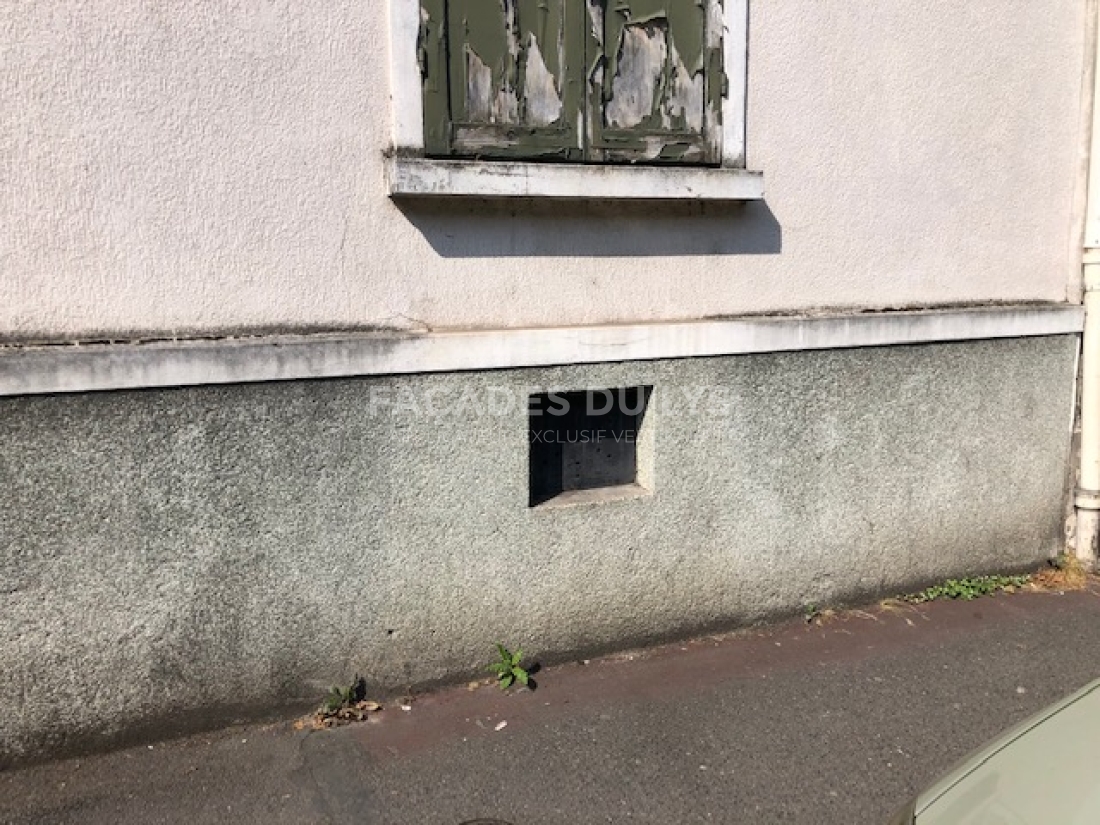 Façade avant traitement contre l'humidité à Pontault-Combault : état initial de la façade Traitement contre l'humidité d'une maison à Pontault-Combault , 77290, Seine et Marne
