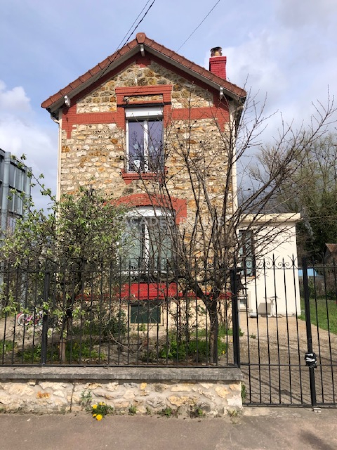 Avant ravalement de la façade à Noisiel : état initial de la façade Ravalement façades d'une maison à Noisiel , 77700, Seine et Marne