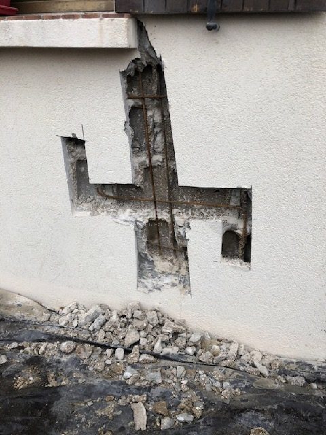 Façade avant réparation des fissures à Ozoir-la-Ferrière : état initial de la façade Réparation fissures d'une maison à Ozoir la Ferrière, 77330, Seine et Marne