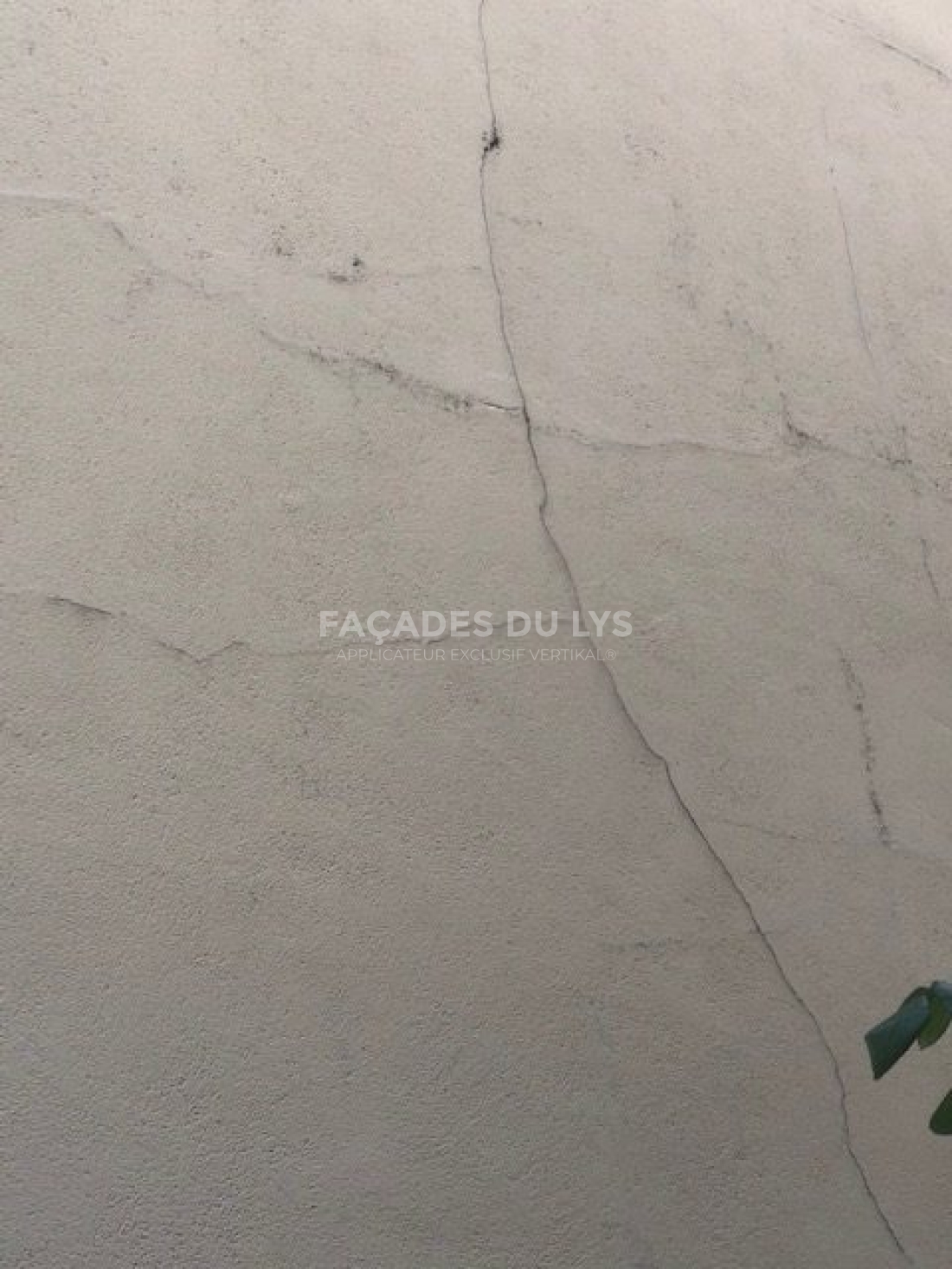 Façade avant réparation des fissures à Tournan-en-brie : état initial de la façade Réparation fissures d'une maison à Tournan en brie, 77220, Seine et Marne