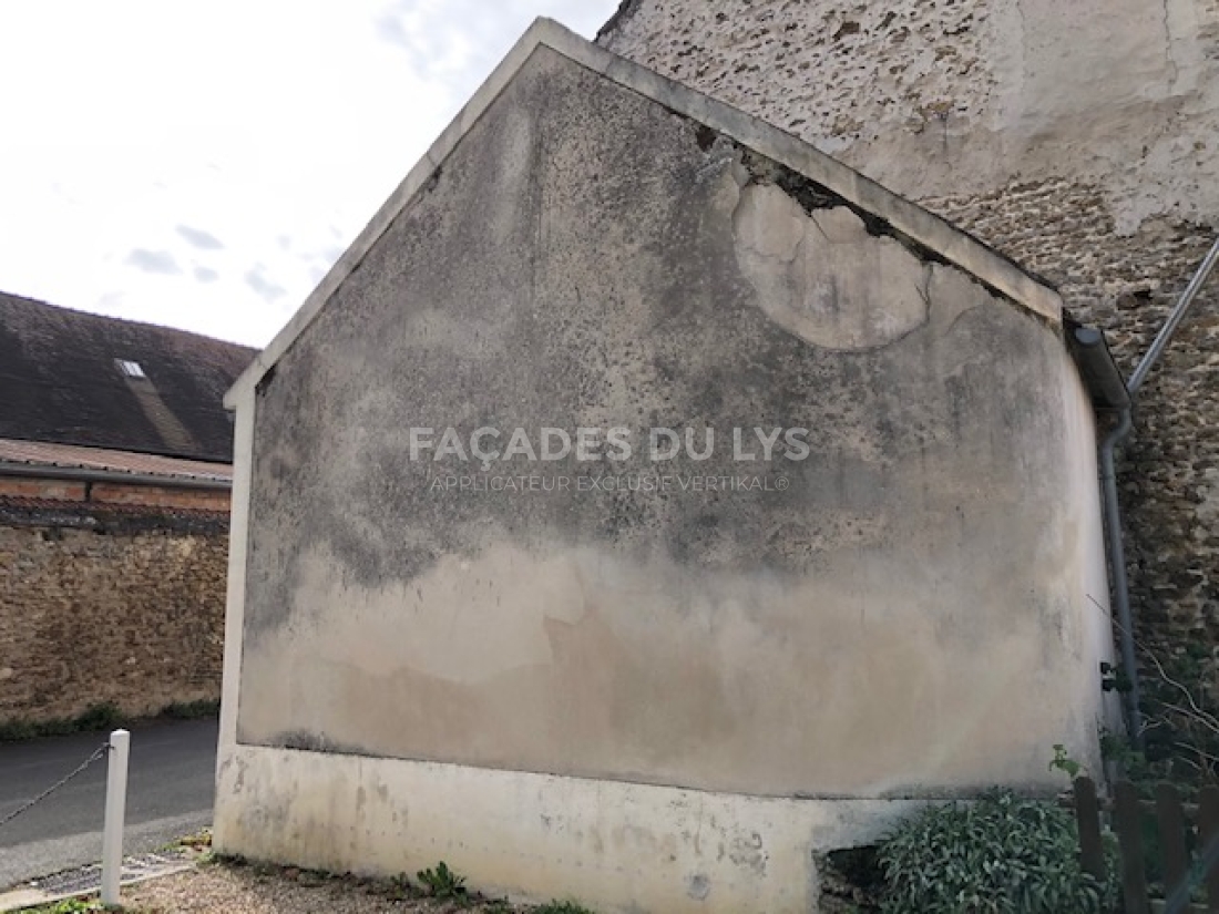 Façade avant traitement contre l'humidité à Ozoir-la-Ferrière : état initial de la façade Traitement contre l'humidité d'une maison à Ozoir-la-Ferrière, 77330, Seine et Marne