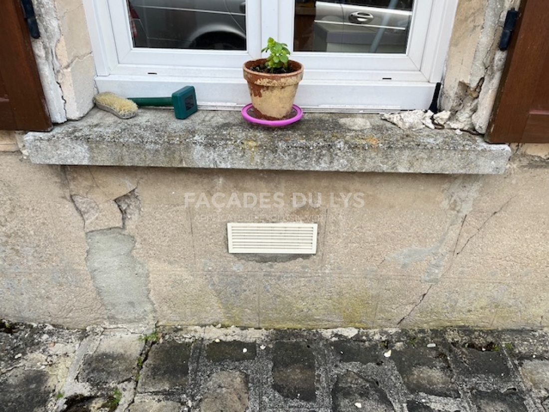 Façade avant traitement contre l'humidité à Tournan-en-brie : état initial de la façade Traitement contre l'humidité d'une maison à Tournan-en-Brie, 77220, Seine et Marne